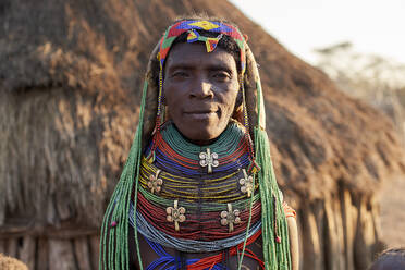 Muhila-Frau mit ihrer charakteristischen Frisur und Halsketten, Kehamba, Chibia, Angola. - VEGF00540