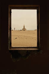 Blick durch ein Fenster der Kirche in dem verlassenen Dorf Ilha dos Tigres, Angola. - VEGF00541