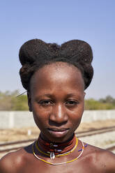 Ndengelengo-Frau mit ihrer charakteristischen Frisur, Garganta, Angola - VEGF00545