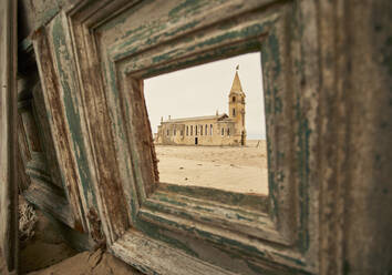 Blick durch ein Fenster der Kirche in dem verlassenen Dorf Ilha dos Tigres, Angola. - VEGF00561