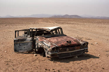 Verlassenes Auto in der Namibe-Wüste, Namibe, Angola - VEGF00562