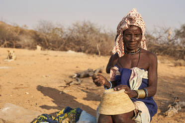 Eine Frau vom Stamm der Mucubal näht einen traditionellen Topf, Tchitundo Hulo, Angola. - VEGF00564