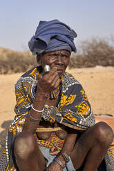 Alte Frau vom Stamm der Mucubal raucht ihre Pfeife, Stamm der Mucubal, Tchitundo Hulo, Angola - VEGF00567