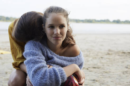 Teenager-Mädchen embarcieren am Strand - AMEF00069