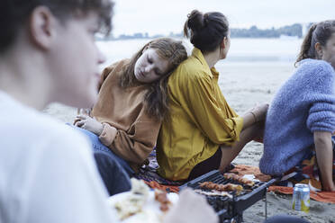 Freunde beim Grillen am Strand - AMEF00072