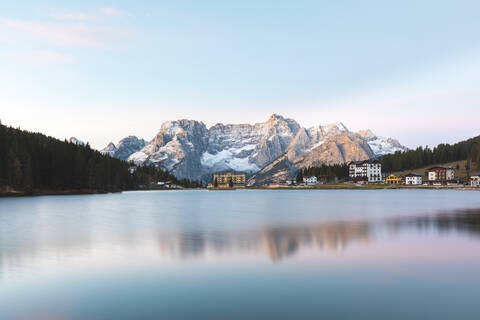 Blick auf den Misurina-See und die Berge gegen den Himmel bei Sonnenaufgang, Italien, lizenzfreies Stockfoto