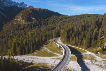 Luftaufnahme einer kurvenreichen Straße, die zum Wald führt, Italien - WPEF01813