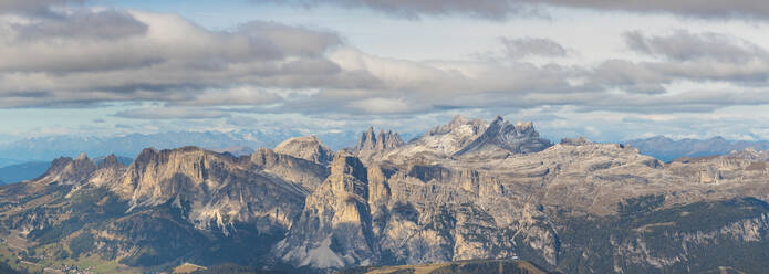 Panoramaaufnahme des Piz Boe und der Langkofelberge vom Lagazuoi aus gesehen, Italien - WPEF01817