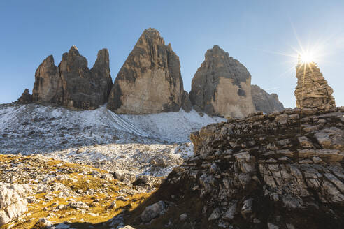 Aussicht auf die Drei Zinnen bei klarem Himmel an einem sonnigen Tag, Italien - WPEF01823