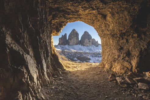 Blick auf die Drei Zinnen durch die Höhle, Italien - WPEF01829