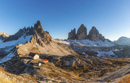 Blick auf die Drei Zinnen und den Berg Paterno vor einem klaren blauen Himmel, Italien - WPEF01830