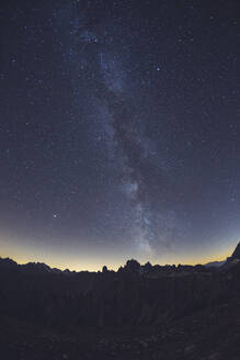 Idyllische Aufnahme der Milchstraße über den Alpen, Italien - WPEF01832