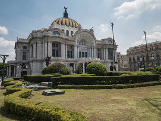 Palacio de Bellas Artes gegen den Himmel an einem sonnigen Tag in Mexiko-Stadt - ABAF02237