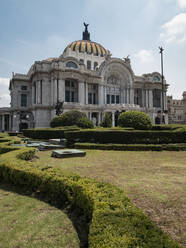 Palacio de Bellas Artes gegen den Himmel an einem sonnigen Tag in Mexiko-Stadt - ABAF02238