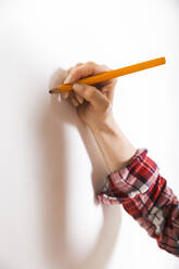 Woman marking with pencil on a wall - RTBF01346