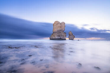 Stapel von Felsen im Meer bei Gibson Steps gegen den Himmel bei Sonnenuntergang, Victoria, Australien - SMAF01411
