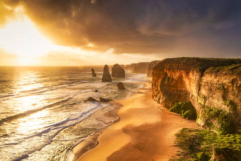 Blick auf das Meer bei bewölktem Himmel im Twelve Apostles Marine National Park bei Sonnenuntergang, Victoria, Australien, lizenzfreies Stockfoto