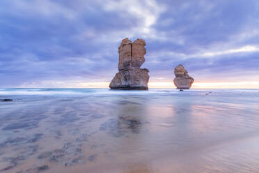 Stapel von Felsen im Meer bei Gibson Steps gegen bewölkten Himmel bei Sonnenuntergang, Victoria, Australien - SMAF01419