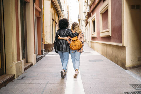 Rückansicht von multikulturellen Frauen beim Spaziergang in der Stadt, Almeria, Spanien, lizenzfreies Stockfoto