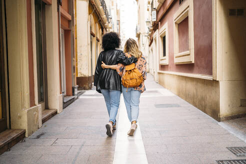 Rückansicht von multikulturellen Frauen beim Spaziergang in der Stadt, Almeria, Spanien - MPPF00004