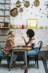 Multikulturelle Frauen in einem Kaffeehaus - MPPF00025