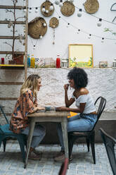 Multicultural women in a cafe - MPPF00026