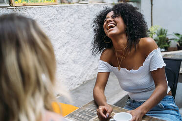 Lachende multikulturelle Frauen in einem Café - MPPF00027