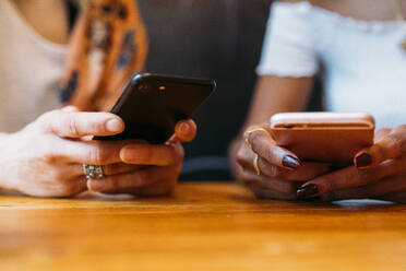 Multicultural women using smartphone - MPPF00036