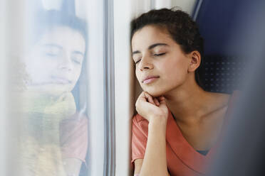 Teenager-Mädchen reist allein mit dem Zug und schläft - FKF03598