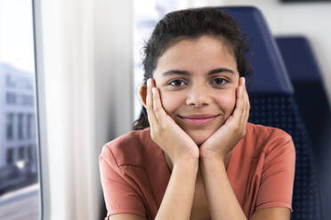 Porträt eines jungen Mädchens, das allein mit dem Zug reist - FKF03599