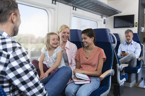 Unbeschwerte Familie auf Reisen im Zug - FKF03605