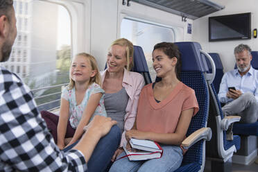 Unbeschwerte Familie auf Reisen im Zug - FKF03607