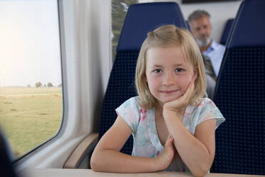 Kleines Mädchen reist mit dem Zug - FKF03612