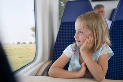 Kleines Mädchen reist mit dem Zug - FKF03613