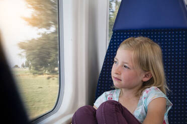 Kleines Mädchen reist mit dem Zug - FKF03614