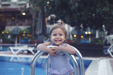 Porträt eines süßen kleinen Mädchens am Pool - MOMF00750