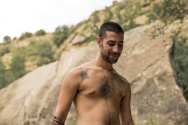 Porträt eines jungen Mannes mit Tätowierungen, Blick nach unten, Spanien - ACPF00608