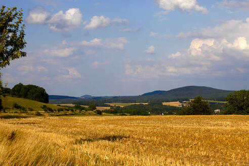 Landschaftliche Ansicht eines landwirtschaftlichen Feldes in Deutschland, Kappadokien - JTF01283