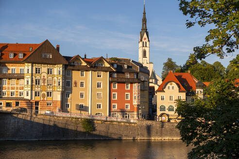 Pfarrkirche Mariä Himmelfahrt und Gebäude an der Isar in der Stadt, Bayern, Deutschland - LBF02672