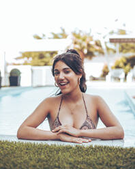 Porträt einer glücklichen jungen Frau im Schwimmbad - ACPF00614