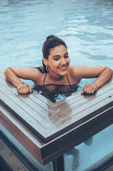 Porträt einer glücklichen jungen Frau im Schwimmbad - ACPF00615