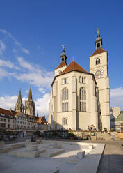 Außenansicht der Neupfarrkirche gegen den Himmel am Neupfarrplatz, Altstadt, Regensburg, Oberpfalz, Bayern, Deutschland - SIEF08907