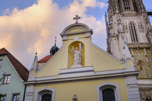 Stiftskirche Sankt Johann vor bewölktem Himmel, Regensburg, Oberpfalz, Bayern, Deutschland - SIEF08909