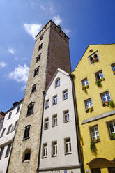 Tiefblick auf den Goldenen Turm und die Häuser in der Wahlenstraße, Regensburg, Deutschland - SIEF08911