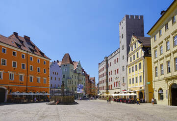 Gebäude mit Justitia-Brunnen vor klarem blauen Himmel am Haidplatz, Regensburg, Oberpfalz, Bayern, Deutschland - SIEF08912