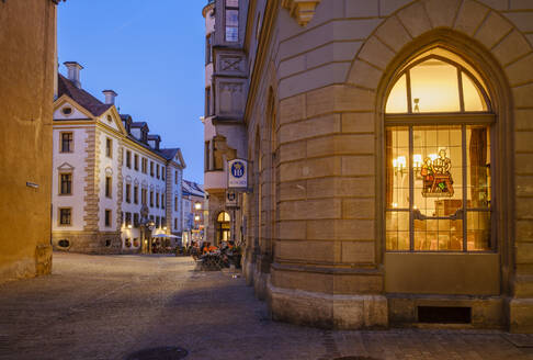 Außenansicht des Hofbräuhauses und des Rathauses bei Nacht, Regensburg, Oberpfalz, Bayern, Deutschland - SIEF08918