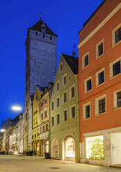 Goldener Turm und Häuser bei Nacht Wahlenstrasse, Regensburg, Oberpfalz, Bayern, Deutschland - SIEF08921
