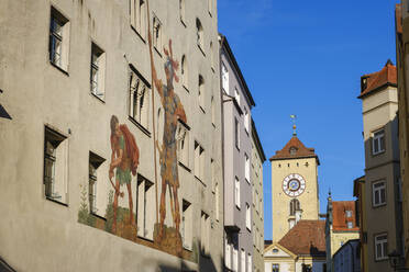 Außenansicht des Goliathhauses und des Rathausturms in Regensburg, Oberpfalz, Bayern, Deutschland - SIEF08922