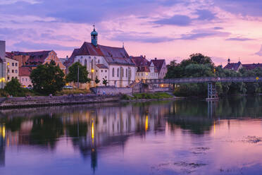 Kirche St. Oswald mit Eiserner Steg über die Donau in Regensburg bei Sonnenuntergang, Oberpfalz, Bayern, Deutschland - SIEF08927