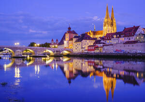 Steinerne Brücke über die Donau in beleuchteter Stadt in der Abenddämmerung, Regensburg, Oberpfalz, Bayern, Deutschland - SIEF08928